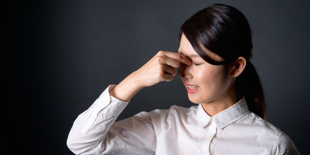 失明の可能性も…コンタクトレンズをつけたままにすると起こる5つのリスク