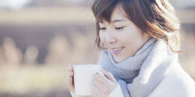 冬場の“水分補給”怠ってない？喉が乾燥している人は隠れ脱水症状に注意