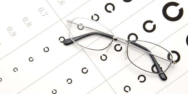 忍びよる“老眼”は若者にもリスクが 目に悪影響を及ぼすNG行動