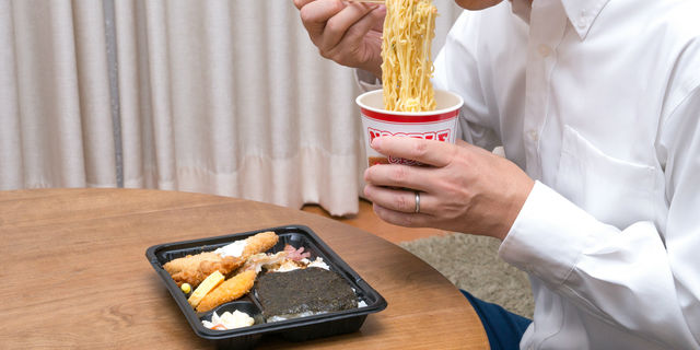夜食は心身に悪影響が…どうしても食べたいときにオススメの夜食とは?