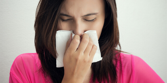 鼻を強くかみすぎると頭痛に…体に優しい鼻のかみ方を耳鼻科 ...