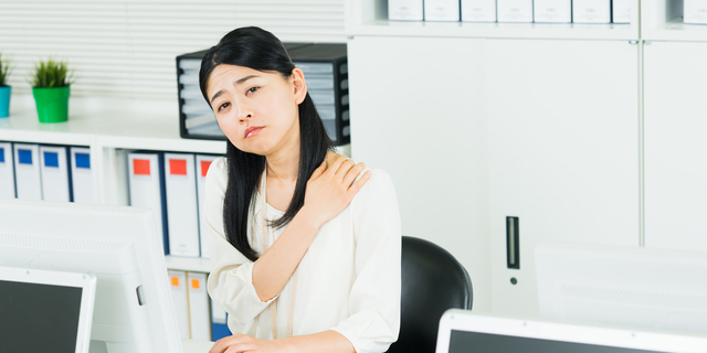 垂れまぶたは肩こりの原因にも?眼科医が教える垂れたまぶたの治し方