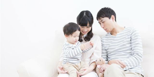 “寝る前のスマホ”と“スマホ育児”が子どもの疾患リスクを高める?【医師解説】