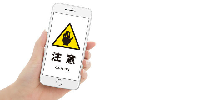 “寝る前のスマホ”と“スマホ育児”が子どもの疾患リスクを高める?【医師解説】