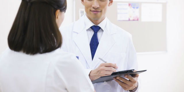 移動する腹痛は盲腸かも!盲腸の初期症状と治療法【医師解説】