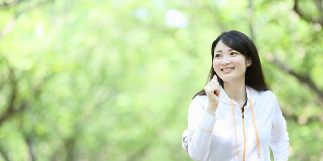 軽い運動をする女性