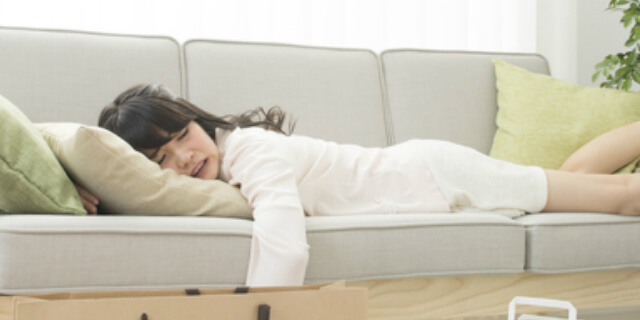ソファに倒れこむ女性