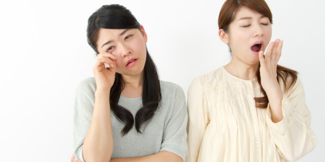 眠そうな二人の女性
