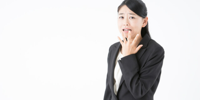 驚く女性