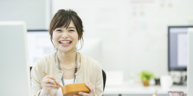 食事をする女性