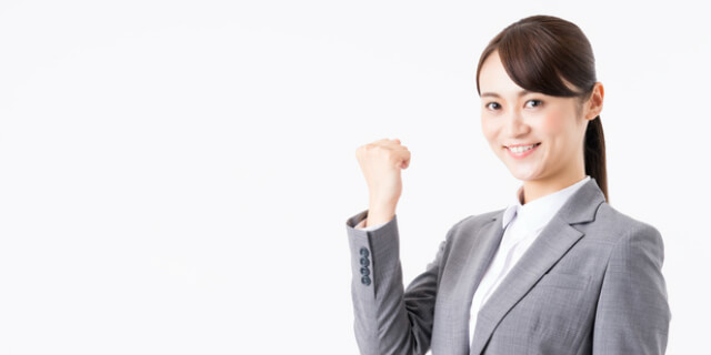 ガッツポーズをする女性