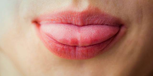 鏡を見たら舌が黒かった!? 医師に聞いた受診すべき舌の異常とは