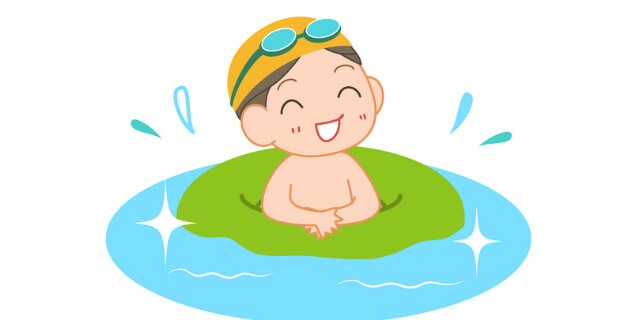 プールに入る少年