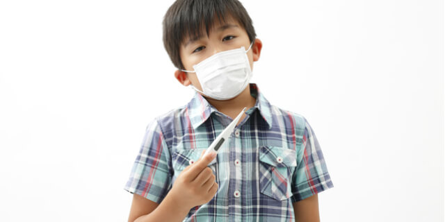 風邪をひいている少年