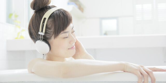 お風呂で音楽を聴く女性