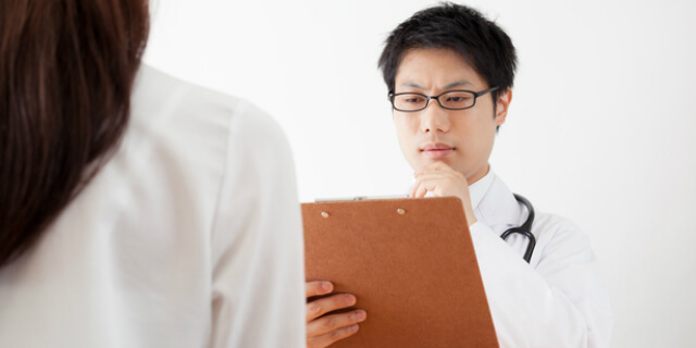 診断する医師