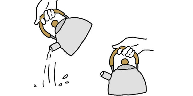 やかんで熱湯を注ぐ