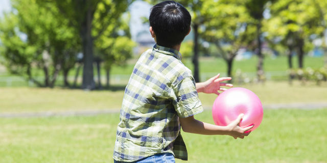 屋外で遊ぶ子ども