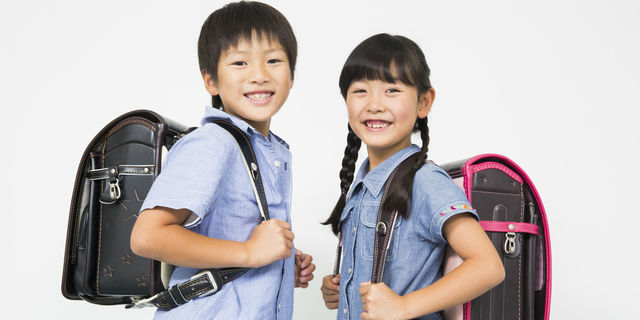 ”男女の小学生”