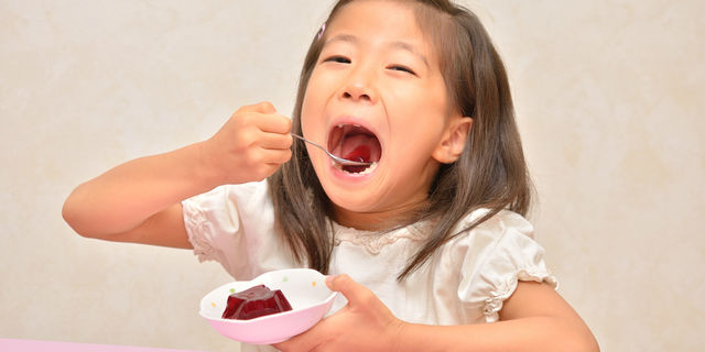 ゼリーを食べる子ども