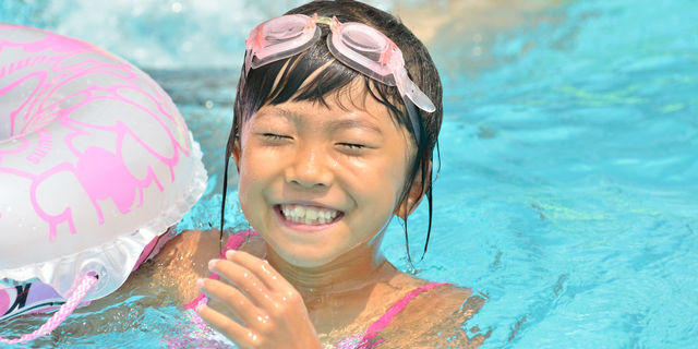 プールで遊ぶ子ども