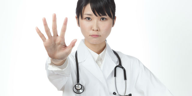注意をする医師