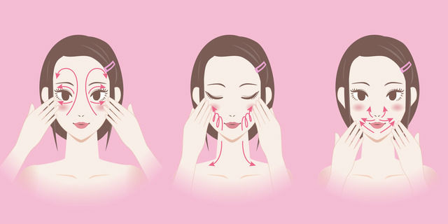 顔を円を描くようにマッサージする女性