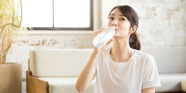 水を多く飲むと代謝が促進されて健康になる?そのメカニズムや注意点