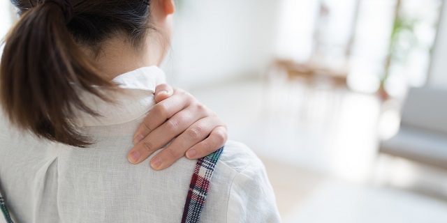 肩こりは大胸筋と関係アリ 大胸筋を伸ばし・鍛えてダルく重いコリを解消