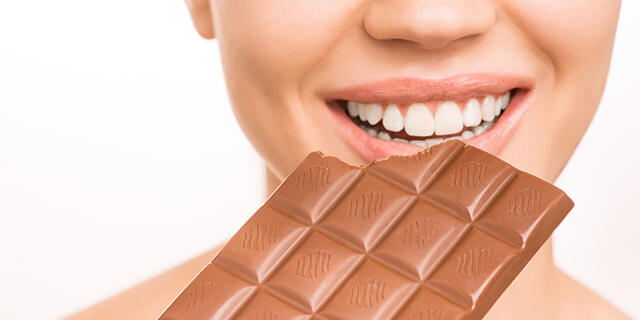 チョコレートを食べるとニキビが増える、って本当ですか?