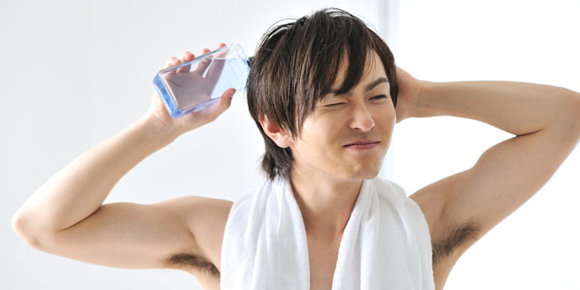 自分やパートナーの抜け毛が気になり始めたら…1分でできるAGAチェック!