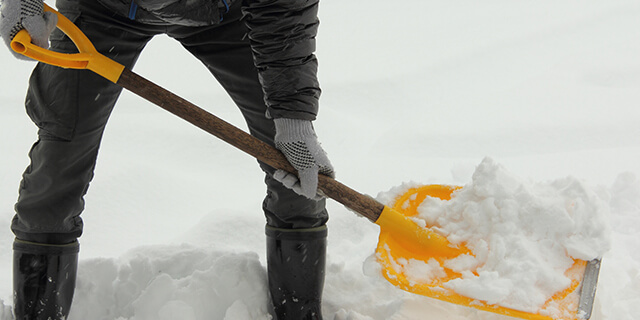 雪かきビギナーに捧ぐ!腰への負担、腰以外への負担とは?