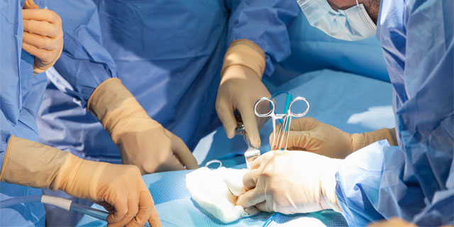 子宮筋腫で開腹手術をするケースとは?矢部美穂さんの症状から解説